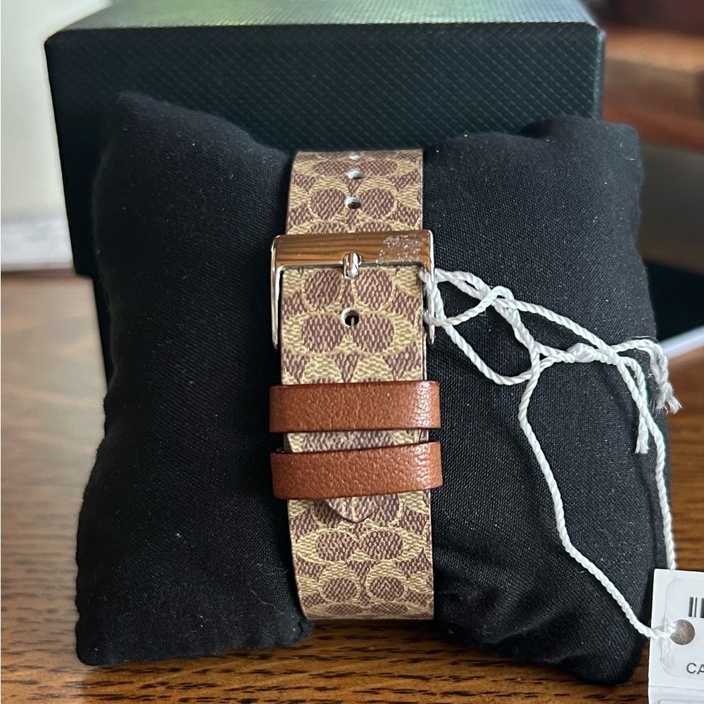 COACH NWT/ NIB/ Woman’s/ Perry Brown Canvas Strap/Watch 36mm - Picture 4 of 6